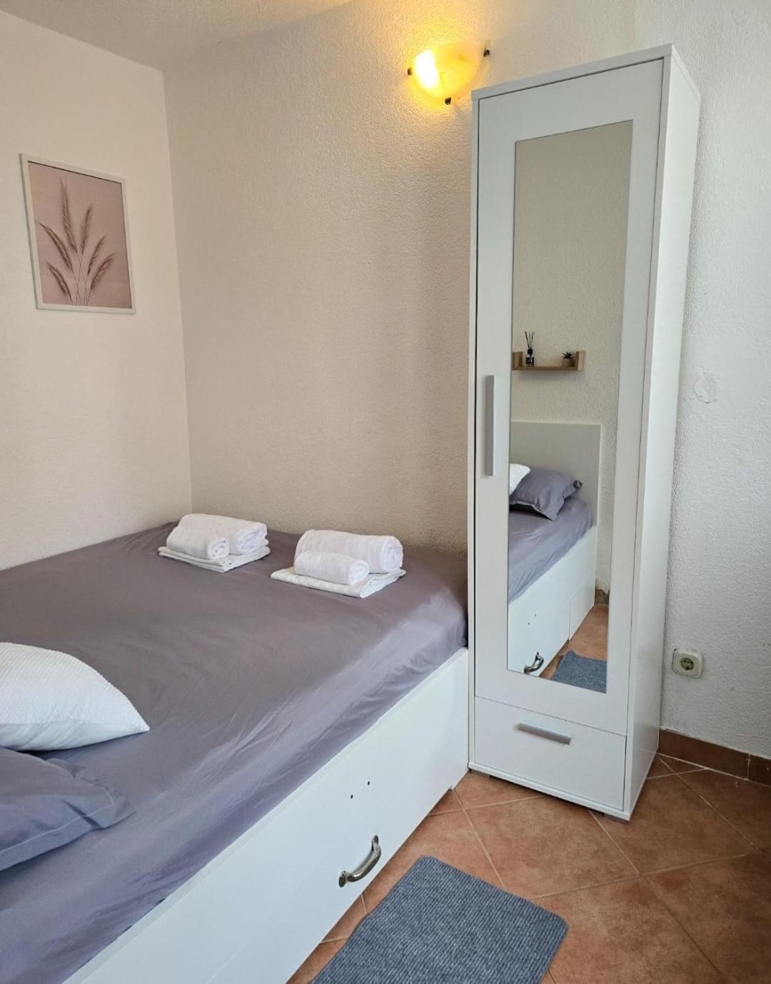 Private Bedroom With Bathroom Baška Voda Eksteriør bilde